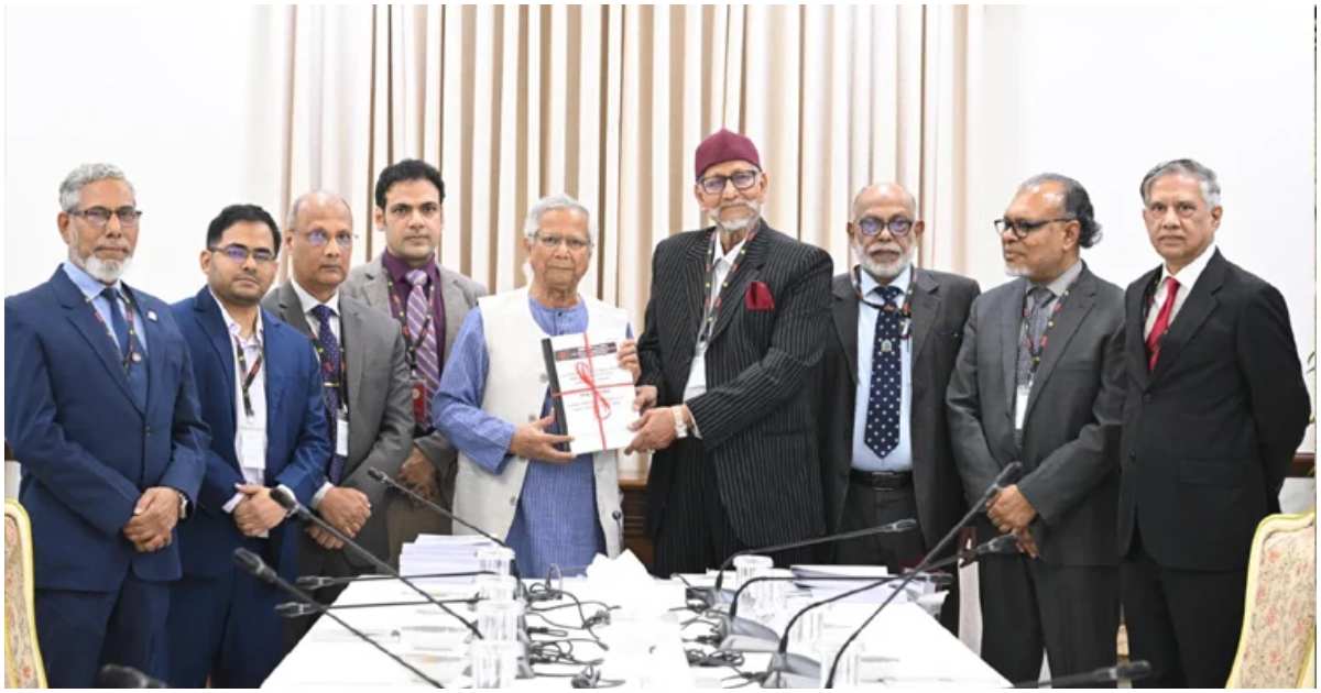 বিডিআর বিদ্রোহ হিসেবে পরিচিত হত্যাযজ্ঞের ঘটনা তদন্তের জন্য গঠিত জাতীয় স্বাধীন তদন্ত কমিশন রবিবার প্রধান উপদেষ্টা ড. ইউনূসের কাছে তাদের প্রতিবেদন জমা দিয়েছে। ছবি: প্রধান উপদেষ্টার প্রেস উইং